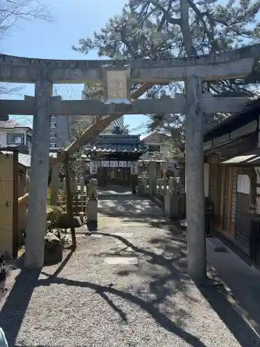 龍王宮秀郷社（橋守神社）の{uncategorized: "未分類", other: "その他", undefined: "問題あり", building: "その他建物", grave: "お墓", sacred_gate: "鳥居", guardian: "狛犬", statue: "像", buddha: "仏像", history: "歴史", nature: "自然", garden: "庭園", animal: "動物", pagoda: "塔", temizu: "手水舎", mountain_gate: "山門・神門", sanctuary: "本殿・本堂", subordinate: "末社・摂社", art: "芸術", scenery: "景色", jizo: "地蔵", ema: "絵馬", goshuin: "御朱印", omikuji: "おみくじ", items: "授与品その他", amulet: "お守り", goshuincho: "御朱印帳", eats: "食事", festival: "お祭り", votive_dance: "神楽", shichigosan: "七五三参", wedding: "結婚式", experience: "体験その他", initially: "初詣", around: "周辺", anti_infection: "感染症対策"}