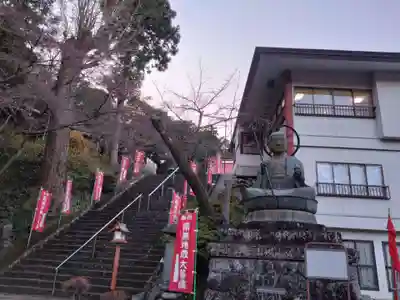 岩舟山高勝寺の像