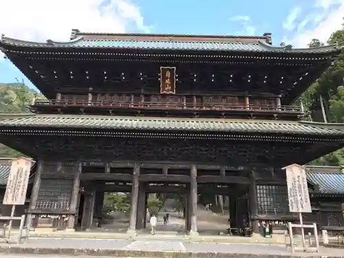 久遠寺の山門