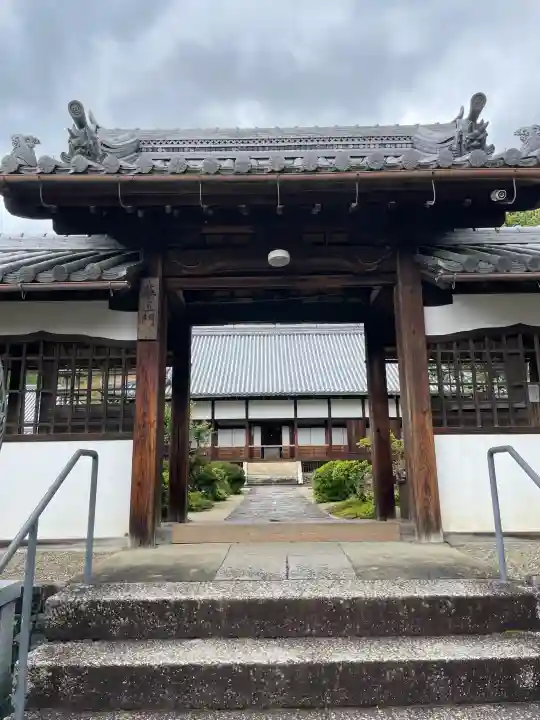 興聖寺(興聖寶林禅寺)の{uncategorized: "未分類", other: "その他", undefined: "問題あり", building: "その他建物", grave: "お墓", sacred_gate: "鳥居", guardian: "狛犬", statue: "像", buddha: "仏像", history: "歴史", nature: "自然", garden: "庭園", animal: "動物", pagoda: "塔", temizu: "手水舎", mountain_gate: "山門・神門", sanctuary: "本殿・本堂", subordinate: "末社・摂社", art: "芸術", scenery: "景色", jizo: "地蔵", ema: "絵馬", goshuin: "御朱印", omikuji: "おみくじ", items: "授与品その他", amulet: "お守り", goshuincho: "御朱印帳", eats: "食事", festival: "お祭り", votive_dance: "神楽", shichigosan: "七五三参", wedding: "結婚式", experience: "体験その他", initially: "初詣", around: "周辺", anti_infection: "感染症対策"}