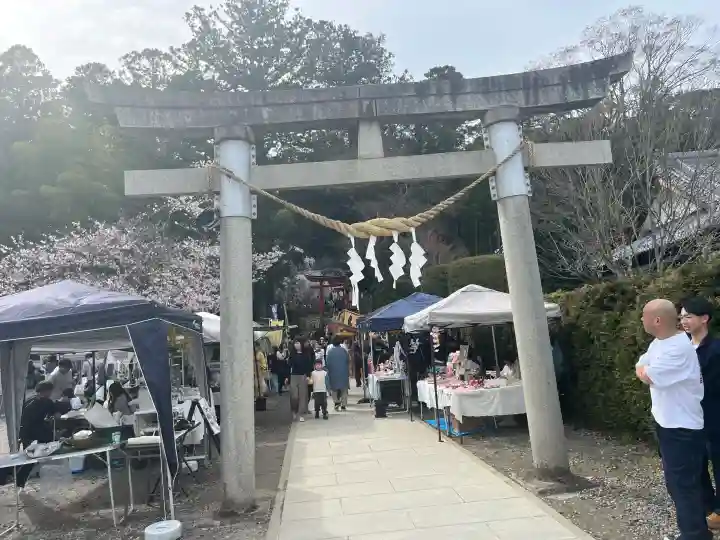 小川諏訪神社の{uncategorized: "未分類", other: "その他", undefined: "問題あり", building: "その他建物", grave: "お墓", sacred_gate: "鳥居", guardian: "狛犬", statue: "像", buddha: "仏像", history: "歴史", nature: "自然", garden: "庭園", animal: "動物", pagoda: "塔", temizu: "手水舎", mountain_gate: "山門・神門", sanctuary: "本殿・本堂", subordinate: "末社・摂社", art: "芸術", scenery: "景色", jizo: "地蔵", ema: "絵馬", goshuin: "御朱印", omikuji: "おみくじ", items: "授与品その他", amulet: "お守り", goshuincho: "御朱印帳", eats: "食事", festival: "お祭り", votive_dance: "神楽", shichigosan: "七五三参", wedding: "結婚式", experience: "体験その他", initially: "初詣", around: "周辺", anti_infection: "感染症対策"}