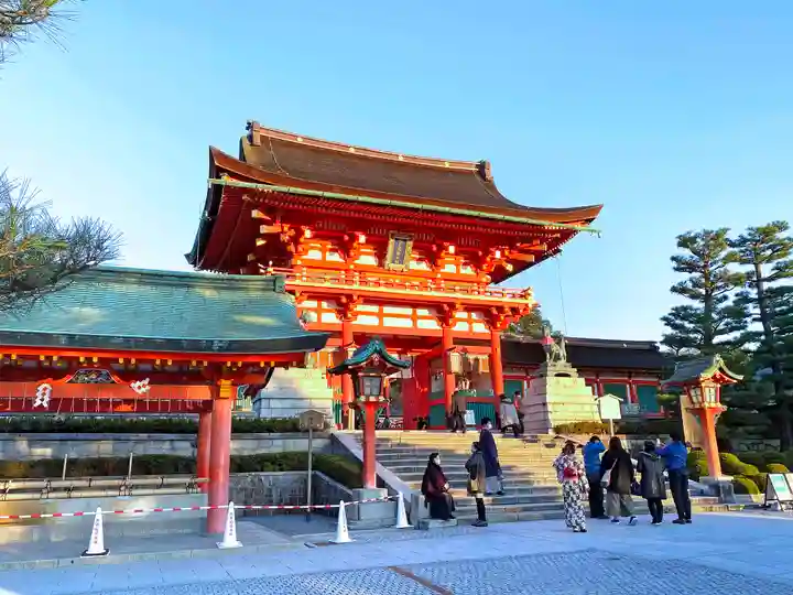 伏見稲荷大社の山門・神門