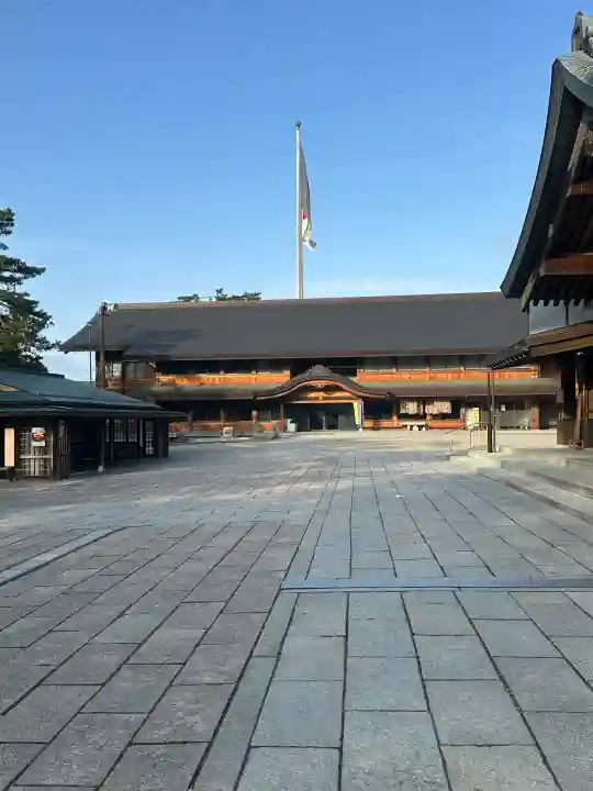 出雲大社の{uncategorized: "未分類", other: "その他", undefined: "問題あり", building: "その他建物", grave: "お墓", sacred_gate: "鳥居", guardian: "狛犬", statue: "像", buddha: "仏像", history: "歴史", nature: "自然", garden: "庭園", animal: "動物", pagoda: "塔", temizu: "手水舎", mountain_gate: "山門・神門", sanctuary: "本殿・本堂", subordinate: "末社・摂社", art: "芸術", scenery: "景色", jizo: "地蔵", ema: "絵馬", goshuin: "御朱印", omikuji: "おみくじ", items: "授与品その他", amulet: "お守り", goshuincho: "御朱印帳", eats: "食事", festival: "お祭り", votive_dance: "神楽", shichigosan: "七五三参", wedding: "結婚式", experience: "体験その他", initially: "初詣", around: "周辺", anti_infection: "感染症対策"}