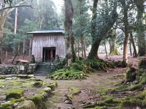 白石神社（若狭彦神社境外末社）の{uncategorized: "未分類", other: "その他", undefined: "問題あり", building: "その他建物", grave: "お墓", sacred_gate: "鳥居", guardian: "狛犬", statue: "像", buddha: "仏像", history: "歴史", nature: "自然", garden: "庭園", animal: "動物", pagoda: "塔", temizu: "手水舎", mountain_gate: "山門・神門", sanctuary: "本殿・本堂", subordinate: "末社・摂社", art: "芸術", scenery: "景色", jizo: "地蔵", ema: "絵馬", goshuin: "御朱印", omikuji: "おみくじ", items: "授与品その他", amulet: "お守り", goshuincho: "御朱印帳", eats: "食事", festival: "お祭り", votive_dance: "神楽", shichigosan: "七五三参", wedding: "結婚式", experience: "体験その他", initially: "初詣", around: "周辺", anti_infection: "感染症対策"}