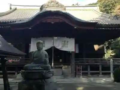 椎尾山薬王院の本殿・本堂