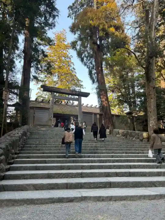 伊勢神宮内宮(皇大神宮)の{uncategorized: "未分類", other: "その他", undefined: "問題あり", building: "その他建物", grave: "お墓", sacred_gate: "鳥居", guardian: "狛犬", statue: "像", buddha: "仏像", history: "歴史", nature: "自然", garden: "庭園", animal: "動物", pagoda: "塔", temizu: "手水舎", mountain_gate: "山門・神門", sanctuary: "本殿・本堂", subordinate: "末社・摂社", art: "芸術", scenery: "景色", jizo: "地蔵", ema: "絵馬", goshuin: "御朱印", omikuji: "おみくじ", items: "授与品その他", amulet: "お守り", goshuincho: "御朱印帳", eats: "食事", festival: "お祭り", votive_dance: "神楽", shichigosan: "七五三参", wedding: "結婚式", experience: "体験その他", initially: "初詣", around: "周辺", anti_infection: "感染症対策"}