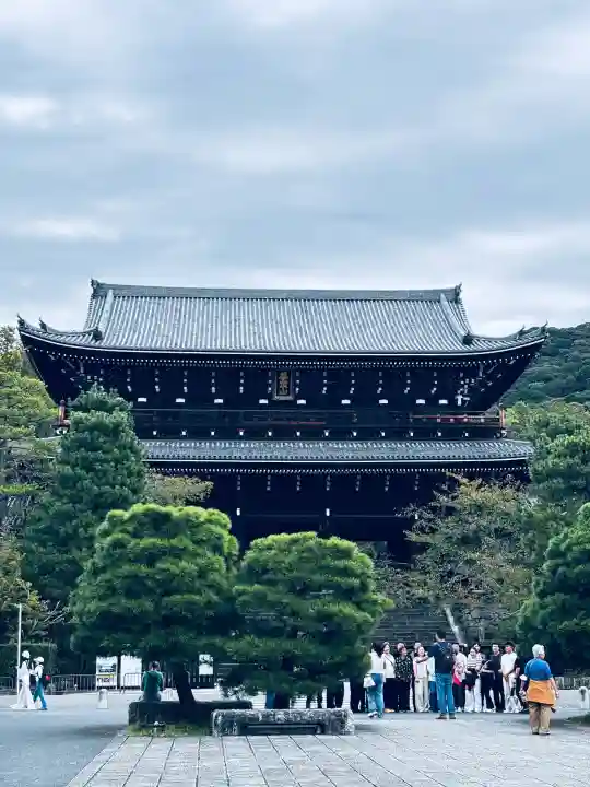 知恩院の{uncategorized: "未分類", other: "その他", undefined: "問題あり", building: "その他建物", grave: "お墓", sacred_gate: "鳥居", guardian: "狛犬", statue: "像", buddha: "仏像", history: "歴史", nature: "自然", garden: "庭園", animal: "動物", pagoda: "塔", temizu: "手水舎", mountain_gate: "山門・神門", sanctuary: "本殿・本堂", subordinate: "末社・摂社", art: "芸術", scenery: "景色", jizo: "地蔵", ema: "絵馬", goshuin: "御朱印", omikuji: "おみくじ", items: "授与品その他", amulet: "お守り", goshuincho: "御朱印帳", eats: "食事", festival: "お祭り", votive_dance: "神楽", shichigosan: "七五三参", wedding: "結婚式", experience: "体験その他", initially: "初詣", around: "周辺", anti_infection: "感染症対策"}