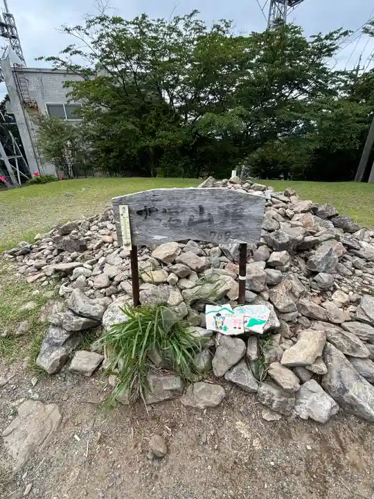 砥鹿神社(奥宮)の{uncategorized: "未分類", other: "その他", undefined: "問題あり", building: "その他建物", grave: "お墓", sacred_gate: "鳥居", guardian: "狛犬", statue: "像", buddha: "仏像", history: "歴史", nature: "自然", garden: "庭園", animal: "動物", pagoda: "塔", temizu: "手水舎", mountain_gate: "山門・神門", sanctuary: "本殿・本堂", subordinate: "末社・摂社", art: "芸術", scenery: "景色", jizo: "地蔵", ema: "絵馬", goshuin: "御朱印", omikuji: "おみくじ", items: "授与品その他", amulet: "お守り", goshuincho: "御朱印帳", eats: "食事", festival: "お祭り", votive_dance: "神楽", shichigosan: "七五三参", wedding: "結婚式", experience: "体験その他", initially: "初詣", around: "周辺", anti_infection: "感染症対策"}