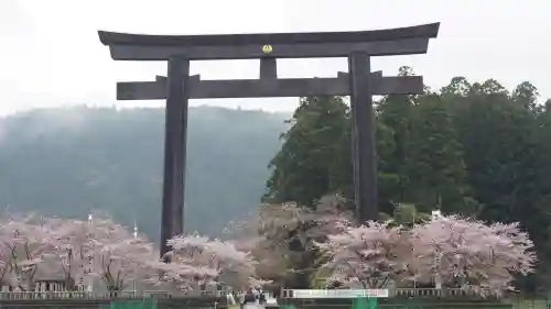 熊野本宮大社の{uncategorized: "未分類", other: "その他", undefined: "問題あり", building: "その他建物", grave: "お墓", sacred_gate: "鳥居", guardian: "狛犬", statue: "像", buddha: "仏像", history: "歴史", nature: "自然", garden: "庭園", animal: "動物", pagoda: "塔", temizu: "手水舎", mountain_gate: "山門・神門", sanctuary: "本殿・本堂", subordinate: "末社・摂社", art: "芸術", scenery: "景色", jizo: "地蔵", ema: "絵馬", goshuin: "御朱印", omikuji: "おみくじ", items: "授与品その他", amulet: "お守り", goshuincho: "御朱印帳", eats: "食事", festival: "お祭り", votive_dance: "神楽", shichigosan: "七五三参", wedding: "結婚式", experience: "体験その他", initially: "初詣", around: "周辺", anti_infection: "感染症対策"}
