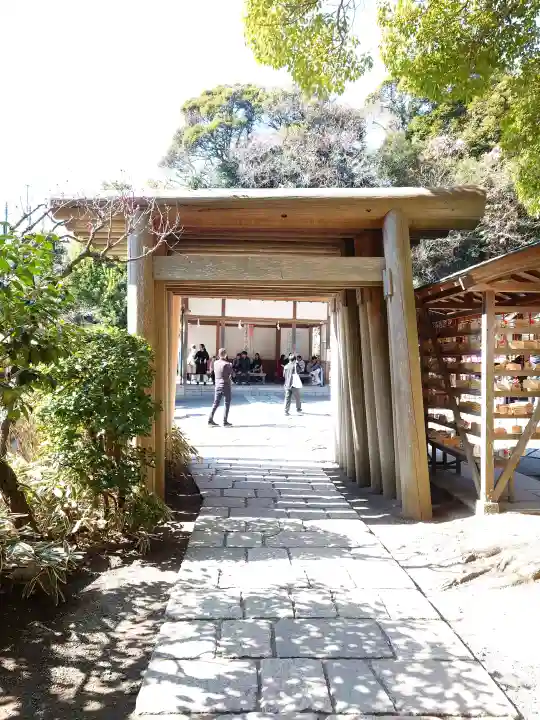 銭洗弁財天宇賀福神社の{uncategorized: "未分類", other: "その他", undefined: "問題あり", building: "その他建物", grave: "お墓", sacred_gate: "鳥居", guardian: "狛犬", statue: "像", buddha: "仏像", history: "歴史", nature: "自然", garden: "庭園", animal: "動物", pagoda: "塔", temizu: "手水舎", mountain_gate: "山門・神門", sanctuary: "本殿・本堂", subordinate: "末社・摂社", art: "芸術", scenery: "景色", jizo: "地蔵", ema: "絵馬", goshuin: "御朱印", omikuji: "おみくじ", items: "授与品その他", amulet: "お守り", goshuincho: "御朱印帳", eats: "食事", festival: "お祭り", votive_dance: "神楽", shichigosan: "七五三参", wedding: "結婚式", experience: "体験その他", initially: "初詣", around: "周辺", anti_infection: "感染症対策"}