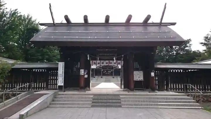 札幌護國神社の山門・神門