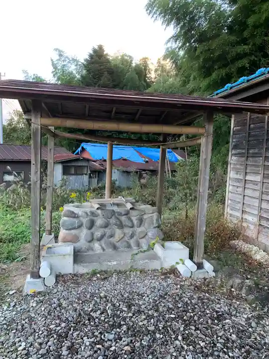 民草神社の手水舎