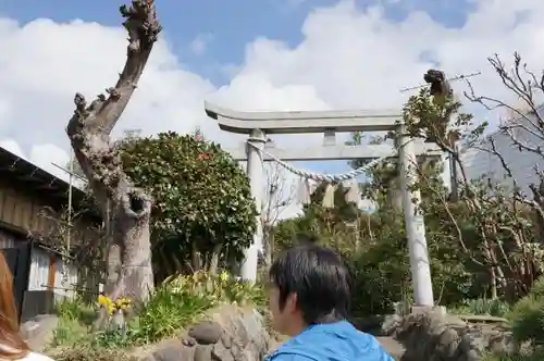 横浜御嶽神社の鳥居