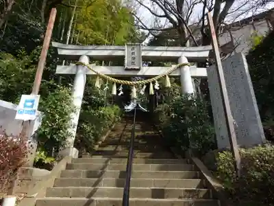 座間神社の鳥居