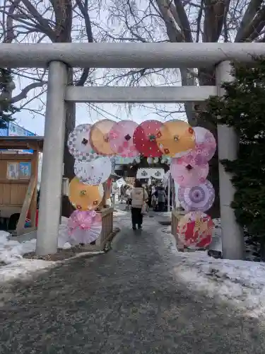 札幌諏訪神社の{uncategorized: "未分類", other: "その他", undefined: "問題あり", building: "その他建物", grave: "お墓", sacred_gate: "鳥居", guardian: "狛犬", statue: "像", buddha: "仏像", history: "歴史", nature: "自然", garden: "庭園", animal: "動物", pagoda: "塔", temizu: "手水舎", mountain_gate: "山門・神門", sanctuary: "本殿・本堂", subordinate: "末社・摂社", art: "芸術", scenery: "景色", jizo: "地蔵", ema: "絵馬", goshuin: "御朱印", omikuji: "おみくじ", items: "授与品その他", amulet: "お守り", goshuincho: "御朱印帳", eats: "食事", festival: "お祭り", votive_dance: "神楽", shichigosan: "七五三参", wedding: "結婚式", experience: "体験その他", initially: "初詣", around: "周辺", anti_infection: "感染症対策"}