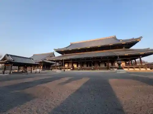 東本願寺（真宗本廟）の{uncategorized: "未分類", other: "その他", undefined: "問題あり", building: "その他建物", grave: "お墓", sacred_gate: "鳥居", guardian: "狛犬", statue: "像", buddha: "仏像", history: "歴史", nature: "自然", garden: "庭園", animal: "動物", pagoda: "塔", temizu: "手水舎", mountain_gate: "山門・神門", sanctuary: "本殿・本堂", subordinate: "末社・摂社", art: "芸術", scenery: "景色", jizo: "地蔵", ema: "絵馬", goshuin: "御朱印", omikuji: "おみくじ", items: "授与品その他", amulet: "お守り", goshuincho: "御朱印帳", eats: "食事", festival: "お祭り", votive_dance: "神楽", shichigosan: "七五三参", wedding: "結婚式", experience: "体験その他", initially: "初詣", around: "周辺", anti_infection: "感染症対策"}