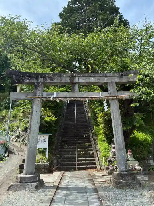 素鵞神社の{uncategorized: "未分類", other: "その他", undefined: "問題あり", building: "その他建物", grave: "お墓", sacred_gate: "鳥居", guardian: "狛犬", statue: "像", buddha: "仏像", history: "歴史", nature: "自然", garden: "庭園", animal: "動物", pagoda: "塔", temizu: "手水舎", mountain_gate: "山門・神門", sanctuary: "本殿・本堂", subordinate: "末社・摂社", art: "芸術", scenery: "景色", jizo: "地蔵", ema: "絵馬", goshuin: "御朱印", omikuji: "おみくじ", items: "授与品その他", amulet: "お守り", goshuincho: "御朱印帳", eats: "食事", festival: "お祭り", votive_dance: "神楽", shichigosan: "七五三参", wedding: "結婚式", experience: "体験その他", initially: "初詣", around: "周辺", anti_infection: "感染症対策"}
