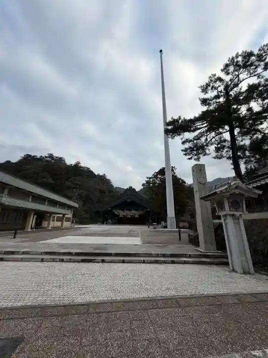 出雲大社の{uncategorized: "未分類", other: "その他", undefined: "問題あり", building: "その他建物", grave: "お墓", sacred_gate: "鳥居", guardian: "狛犬", statue: "像", buddha: "仏像", history: "歴史", nature: "自然", garden: "庭園", animal: "動物", pagoda: "塔", temizu: "手水舎", mountain_gate: "山門・神門", sanctuary: "本殿・本堂", subordinate: "末社・摂社", art: "芸術", scenery: "景色", jizo: "地蔵", ema: "絵馬", goshuin: "御朱印", omikuji: "おみくじ", items: "授与品その他", amulet: "お守り", goshuincho: "御朱印帳", eats: "食事", festival: "お祭り", votive_dance: "神楽", shichigosan: "七五三参", wedding: "結婚式", experience: "体験その他", initially: "初詣", around: "周辺", anti_infection: "感染症対策"}