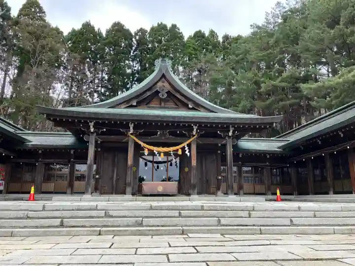 函館護國神社の{uncategorized: "未分類", other: "その他", undefined: "問題あり", building: "その他建物", grave: "お墓", sacred_gate: "鳥居", guardian: "狛犬", statue: "像", buddha: "仏像", history: "歴史", nature: "自然", garden: "庭園", animal: "動物", pagoda: "塔", temizu: "手水舎", mountain_gate: "山門・神門", sanctuary: "本殿・本堂", subordinate: "末社・摂社", art: "芸術", scenery: "景色", jizo: "地蔵", ema: "絵馬", goshuin: "御朱印", omikuji: "おみくじ", items: "授与品その他", amulet: "お守り", goshuincho: "御朱印帳", eats: "食事", festival: "お祭り", votive_dance: "神楽", shichigosan: "七五三参", wedding: "結婚式", experience: "体験その他", initially: "初詣", around: "周辺", anti_infection: "感染症対策"}
