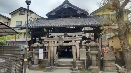 被官稲荷神社の{uncategorized: "未分類", other: "その他", undefined: "問題あり", building: "その他建物", grave: "お墓", sacred_gate: "鳥居", guardian: "狛犬", statue: "像", buddha: "仏像", history: "歴史", nature: "自然", garden: "庭園", animal: "動物", pagoda: "塔", temizu: "手水舎", mountain_gate: "山門・神門", sanctuary: "本殿・本堂", subordinate: "末社・摂社", art: "芸術", scenery: "景色", jizo: "地蔵", ema: "絵馬", goshuin: "御朱印", omikuji: "おみくじ", items: "授与品その他", amulet: "お守り", goshuincho: "御朱印帳", eats: "食事", festival: "お祭り", votive_dance: "神楽", shichigosan: "七五三参", wedding: "結婚式", experience: "体験その他", initially: "初詣", around: "周辺", anti_infection: "感染症対策"}