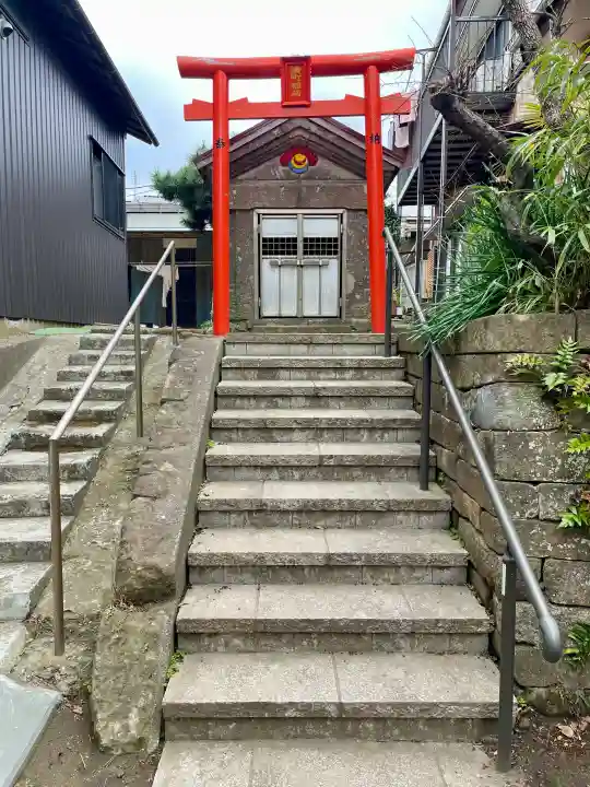 濱町稲荷の{uncategorized: "未分類", other: "その他", undefined: "問題あり", building: "その他建物", grave: "お墓", sacred_gate: "鳥居", guardian: "狛犬", statue: "像", buddha: "仏像", history: "歴史", nature: "自然", garden: "庭園", animal: "動物", pagoda: "塔", temizu: "手水舎", mountain_gate: "山門・神門", sanctuary: "本殿・本堂", subordinate: "末社・摂社", art: "芸術", scenery: "景色", jizo: "地蔵", ema: "絵馬", goshuin: "御朱印", omikuji: "おみくじ", items: "授与品その他", amulet: "お守り", goshuincho: "御朱印帳", eats: "食事", festival: "お祭り", votive_dance: "神楽", shichigosan: "七五三参", wedding: "結婚式", experience: "体験その他", initially: "初詣", around: "周辺", anti_infection: "感染症対策"}