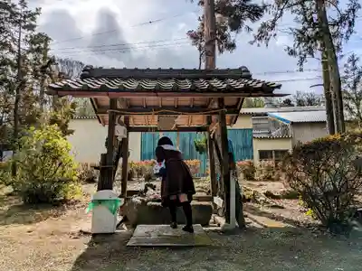 栩原稲荷神社の手水舎