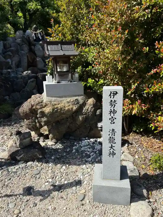 玉三稲荷神社の{uncategorized: "未分類", other: "その他", undefined: "問題あり", building: "その他建物", grave: "お墓", sacred_gate: "鳥居", guardian: "狛犬", statue: "像", buddha: "仏像", history: "歴史", nature: "自然", garden: "庭園", animal: "動物", pagoda: "塔", temizu: "手水舎", mountain_gate: "山門・神門", sanctuary: "本殿・本堂", subordinate: "末社・摂社", art: "芸術", scenery: "景色", jizo: "地蔵", ema: "絵馬", goshuin: "御朱印", omikuji: "おみくじ", items: "授与品その他", amulet: "お守り", goshuincho: "御朱印帳", eats: "食事", festival: "お祭り", votive_dance: "神楽", shichigosan: "七五三参", wedding: "結婚式", experience: "体験その他", initially: "初詣", around: "周辺", anti_infection: "感染症対策"}