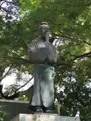 篠山神社の像