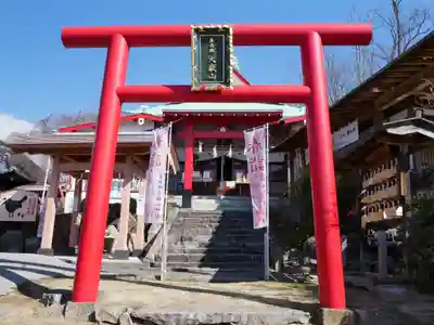 差出磯大嶽山神社 仕事と健康と厄よけの神さまの鳥居