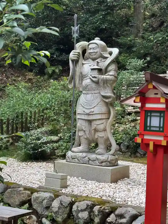 御髪神社の像