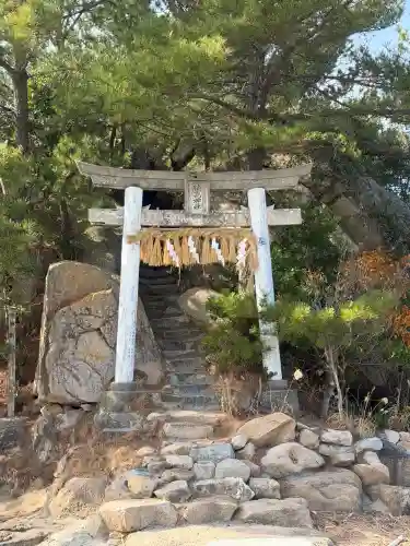 箱島神社の{uncategorized: "未分類", other: "その他", undefined: "問題あり", building: "その他建物", grave: "お墓", sacred_gate: "鳥居", guardian: "狛犬", statue: "像", buddha: "仏像", history: "歴史", nature: "自然", garden: "庭園", animal: "動物", pagoda: "塔", temizu: "手水舎", mountain_gate: "山門・神門", sanctuary: "本殿・本堂", subordinate: "末社・摂社", art: "芸術", scenery: "景色", jizo: "地蔵", ema: "絵馬", goshuin: "御朱印", omikuji: "おみくじ", items: "授与品その他", amulet: "お守り", goshuincho: "御朱印帳", eats: "食事", festival: "お祭り", votive_dance: "神楽", shichigosan: "七五三参", wedding: "結婚式", experience: "体験その他", initially: "初詣", around: "周辺", anti_infection: "感染症対策"}