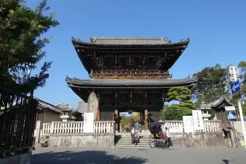 清凉寺の山門