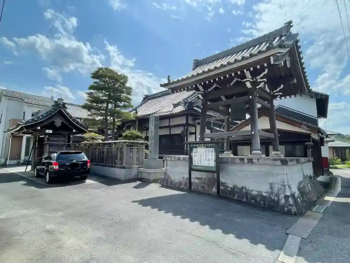 聞光寺の{uncategorized: "未分類", other: "その他", undefined: "問題あり", building: "その他建物", grave: "お墓", sacred_gate: "鳥居", guardian: "狛犬", statue: "像", buddha: "仏像", history: "歴史", nature: "自然", garden: "庭園", animal: "動物", pagoda: "塔", temizu: "手水舎", mountain_gate: "山門・神門", sanctuary: "本殿・本堂", subordinate: "末社・摂社", art: "芸術", scenery: "景色", jizo: "地蔵", ema: "絵馬", goshuin: "御朱印", omikuji: "おみくじ", items: "授与品その他", amulet: "お守り", goshuincho: "御朱印帳", eats: "食事", festival: "お祭り", votive_dance: "神楽", shichigosan: "七五三参", wedding: "結婚式", experience: "体験その他", initially: "初詣", around: "周辺", anti_infection: "感染症対策"}