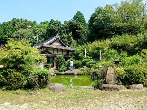 曽野稲荷神社の庭園