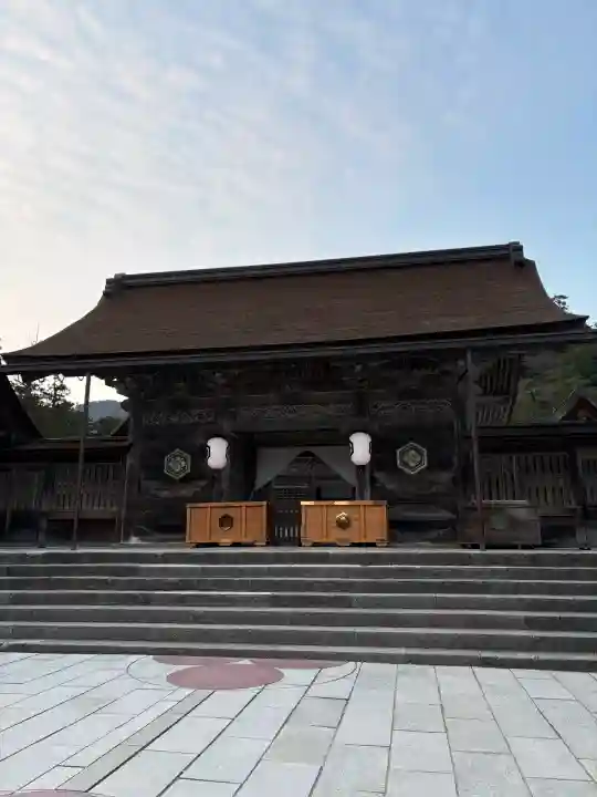 出雲大社の{uncategorized: "未分類", other: "その他", undefined: "問題あり", building: "その他建物", grave: "お墓", sacred_gate: "鳥居", guardian: "狛犬", statue: "像", buddha: "仏像", history: "歴史", nature: "自然", garden: "庭園", animal: "動物", pagoda: "塔", temizu: "手水舎", mountain_gate: "山門・神門", sanctuary: "本殿・本堂", subordinate: "末社・摂社", art: "芸術", scenery: "景色", jizo: "地蔵", ema: "絵馬", goshuin: "御朱印", omikuji: "おみくじ", items: "授与品その他", amulet: "お守り", goshuincho: "御朱印帳", eats: "食事", festival: "お祭り", votive_dance: "神楽", shichigosan: "七五三参", wedding: "結婚式", experience: "体験その他", initially: "初詣", around: "周辺", anti_infection: "感染症対策"}