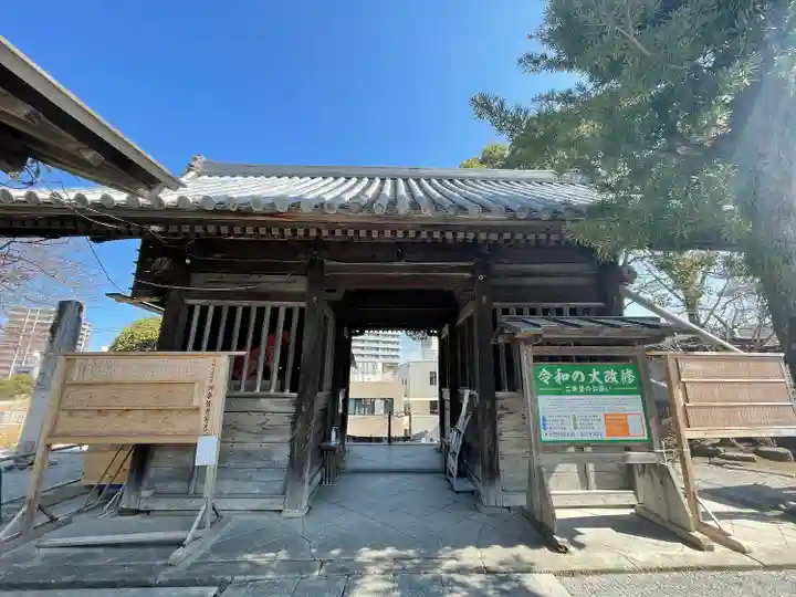 曩祖八幡宮の山門・神門