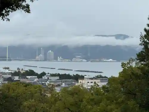紀州東照宮の{uncategorized: "未分類", other: "その他", undefined: "問題あり", building: "その他建物", grave: "お墓", sacred_gate: "鳥居", guardian: "狛犬", statue: "像", buddha: "仏像", history: "歴史", nature: "自然", garden: "庭園", animal: "動物", pagoda: "塔", temizu: "手水舎", mountain_gate: "山門・神門", sanctuary: "本殿・本堂", subordinate: "末社・摂社", art: "芸術", scenery: "景色", jizo: "地蔵", ema: "絵馬", goshuin: "御朱印", omikuji: "おみくじ", items: "授与品その他", amulet: "お守り", goshuincho: "御朱印帳", eats: "食事", festival: "お祭り", votive_dance: "神楽", shichigosan: "七五三参", wedding: "結婚式", experience: "体験その他", initially: "初詣", around: "周辺", anti_infection: "感染症対策"}