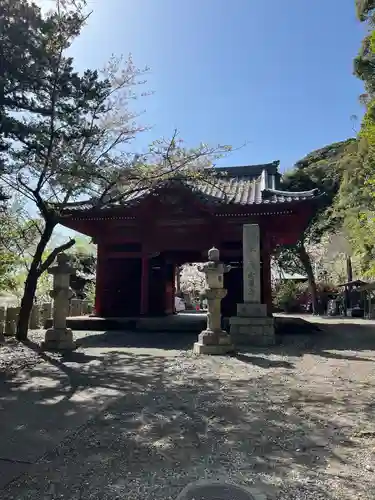 那古寺の山門