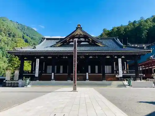 久遠寺の本殿・本堂