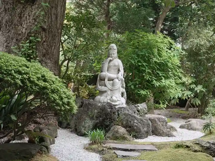 報国寺の{uncategorized: "未分類", other: "その他", undefined: "問題あり", building: "その他建物", grave: "お墓", sacred_gate: "鳥居", guardian: "狛犬", statue: "像", buddha: "仏像", history: "歴史", nature: "自然", garden: "庭園", animal: "動物", pagoda: "塔", temizu: "手水舎", mountain_gate: "山門・神門", sanctuary: "本殿・本堂", subordinate: "末社・摂社", art: "芸術", scenery: "景色", jizo: "地蔵", ema: "絵馬", goshuin: "御朱印", omikuji: "おみくじ", items: "授与品その他", amulet: "お守り", goshuincho: "御朱印帳", eats: "食事", festival: "お祭り", votive_dance: "神楽", shichigosan: "七五三参", wedding: "結婚式", experience: "体験その他", initially: "初詣", around: "周辺", anti_infection: "感染症対策"}