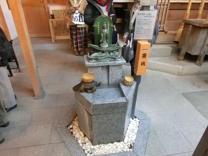 小網神社の像
