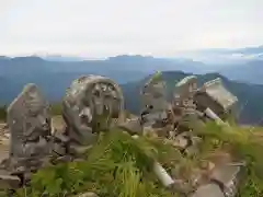 雨飾山北峰の石仏の仏像