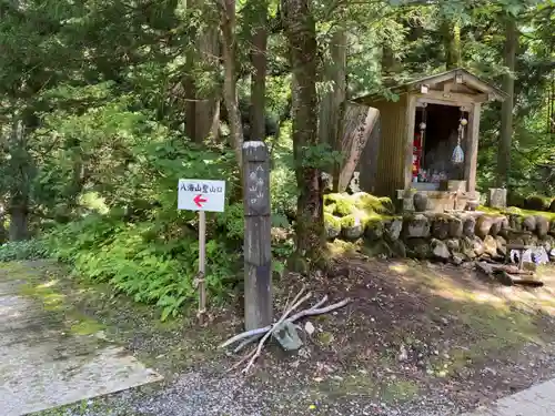 八海山尊神社の本殿