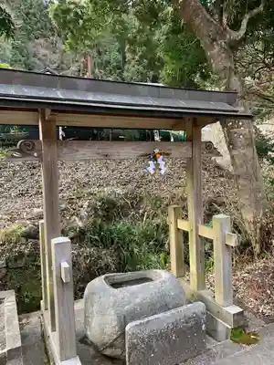 屑神社の手水舎