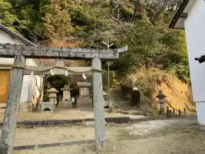 山﨑八幡宮の{uncategorized: "未分類", other: "その他", undefined: "問題あり", building: "その他建物", grave: "お墓", sacred_gate: "鳥居", guardian: "狛犬", statue: "像", buddha: "仏像", history: "歴史", nature: "自然", garden: "庭園", animal: "動物", pagoda: "塔", temizu: "手水舎", mountain_gate: "山門・神門", sanctuary: "本殿・本堂", subordinate: "末社・摂社", art: "芸術", scenery: "景色", jizo: "地蔵", ema: "絵馬", goshuin: "御朱印", omikuji: "おみくじ", items: "授与品その他", amulet: "お守り", goshuincho: "御朱印帳", eats: "食事", festival: "お祭り", votive_dance: "神楽", shichigosan: "七五三参", wedding: "結婚式", experience: "体験その他", initially: "初詣", around: "周辺", anti_infection: "感染症対策"}