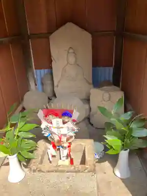 祠の仏像