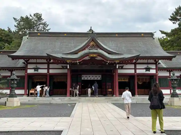 氣比神宮の{uncategorized: "未分類", other: "その他", undefined: "問題あり", building: "その他建物", grave: "お墓", sacred_gate: "鳥居", guardian: "狛犬", statue: "像", buddha: "仏像", history: "歴史", nature: "自然", garden: "庭園", animal: "動物", pagoda: "塔", temizu: "手水舎", mountain_gate: "山門・神門", sanctuary: "本殿・本堂", subordinate: "末社・摂社", art: "芸術", scenery: "景色", jizo: "地蔵", ema: "絵馬", goshuin: "御朱印", omikuji: "おみくじ", items: "授与品その他", amulet: "お守り", goshuincho: "御朱印帳", eats: "食事", festival: "お祭り", votive_dance: "神楽", shichigosan: "七五三参", wedding: "結婚式", experience: "体験その他", initially: "初詣", around: "周辺", anti_infection: "感染症対策"}