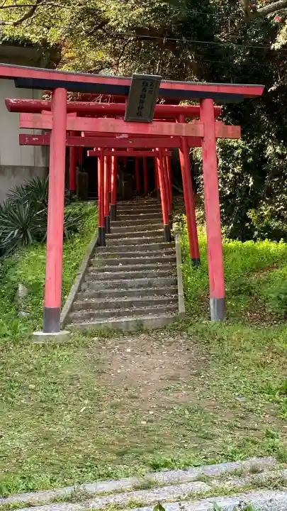紅石稲荷神社の{uncategorized: "未分類", other: "その他", undefined: "問題あり", building: "その他建物", grave: "お墓", sacred_gate: "鳥居", guardian: "狛犬", statue: "像", buddha: "仏像", history: "歴史", nature: "自然", garden: "庭園", animal: "動物", pagoda: "塔", temizu: "手水舎", mountain_gate: "山門・神門", sanctuary: "本殿・本堂", subordinate: "末社・摂社", art: "芸術", scenery: "景色", jizo: "地蔵", ema: "絵馬", goshuin: "御朱印", omikuji: "おみくじ", items: "授与品その他", amulet: "お守り", goshuincho: "御朱印帳", eats: "食事", festival: "お祭り", votive_dance: "神楽", shichigosan: "七五三参", wedding: "結婚式", experience: "体験その他", initially: "初詣", around: "周辺", anti_infection: "感染症対策"}