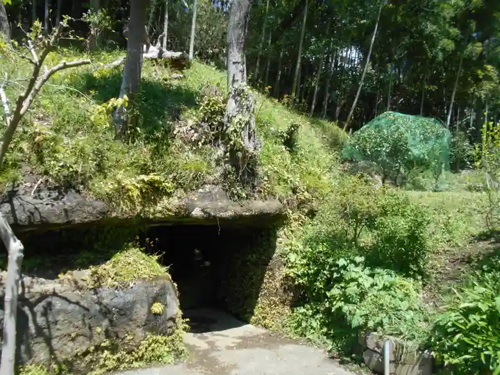 石籠山不動尊(岩屋不動尊)の末社・摂社