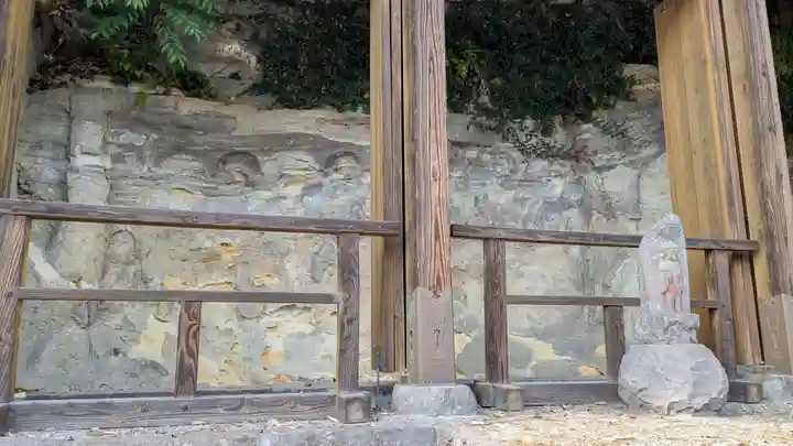 岩屋寺石仏の本殿・本堂